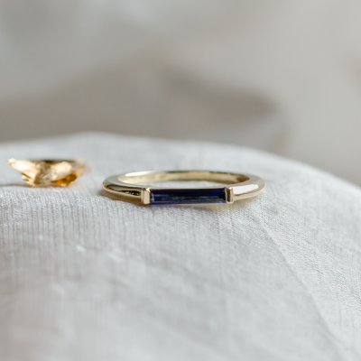 Zlatý prsten s laboratorním safírem v baguette tvaru CYNTHIA