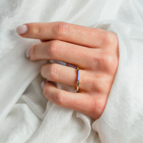 Gold ring with laboratory sapphire in baguette shape CYNTHIA