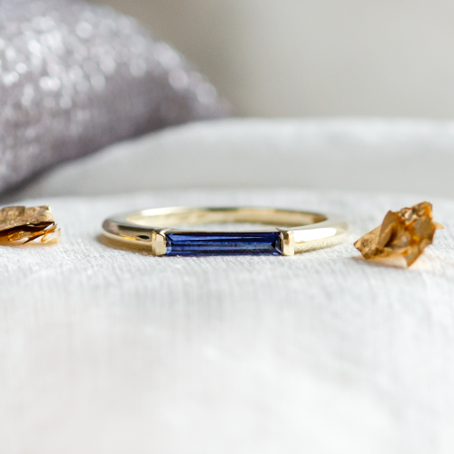 Zlatý prsten s laboratorním safírem v baguette tvaru CYNTHIA