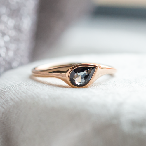 Zlatý prsten s pear modrým safírem DREW