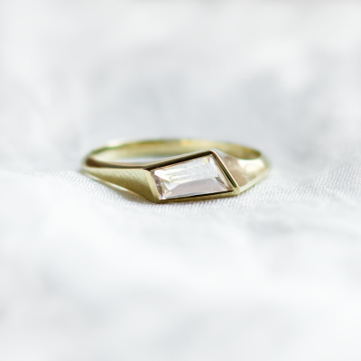 Gold atypical ring with asymmetric pink sapphire EDITH