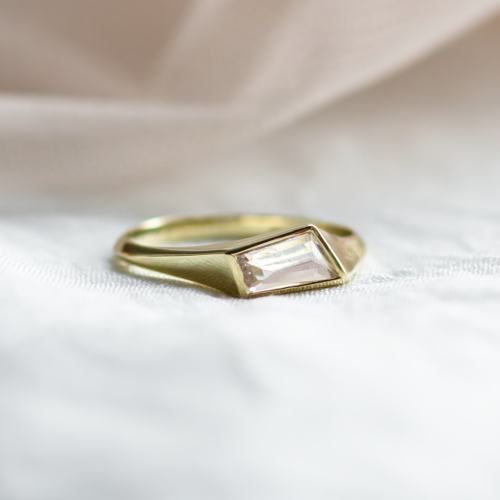 Zlatý atypický prsten s asymetrickým růžovým safírem EDITH