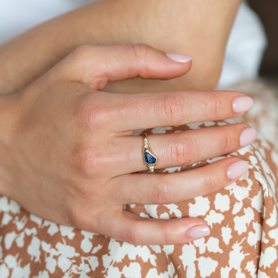 Atypical ring with asymmetric sapphire and diamonds ELOWEN