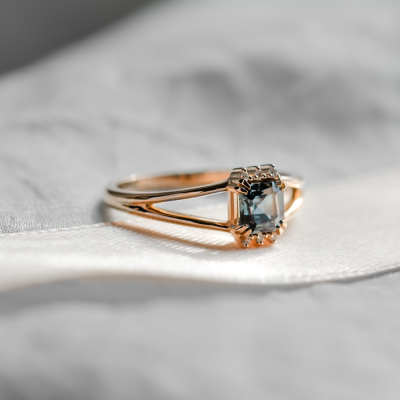 Gold ring with teal sapphire and diamonds ESMÉ