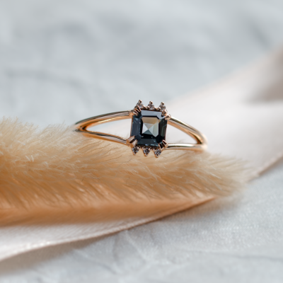 Gold ring with teal sapphire and diamonds ESMÉ