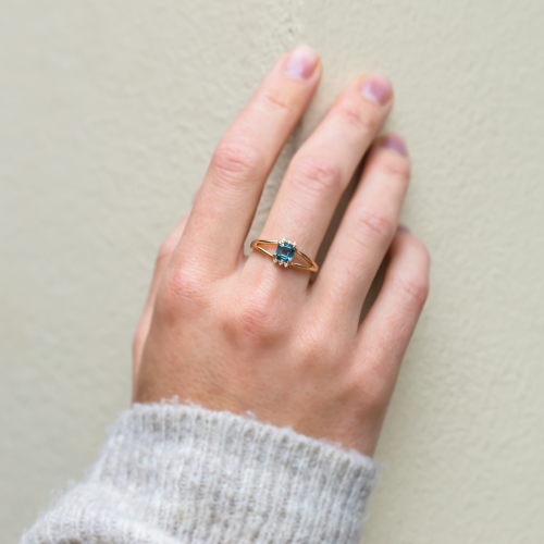 Gold ring with teal sapphire and diamonds ESMÉ