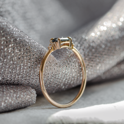 Moderní prsten s baguette safírem a diamanty EUDE