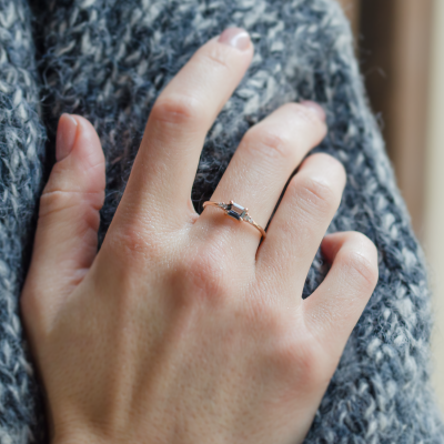 Moderní prsten s baguette safírem a diamanty EUDE