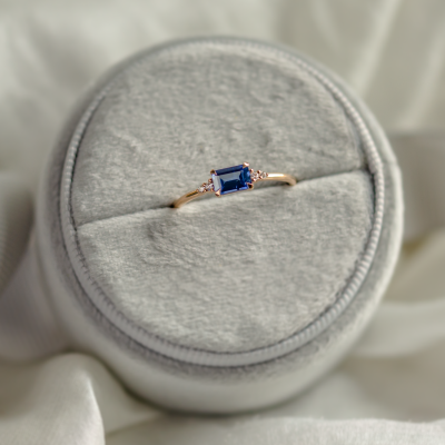 Modern ring with baguette sapphire and diamonds EUDE
