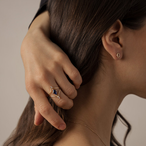 Gold split shank ring with lab grown sapphire ISTRIA