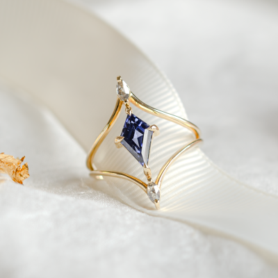 Gold split shank ring with lab grown sapphire ISTRIA