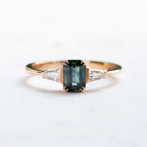 Vintage zásnubní prsten s emerald safírem a baguette trapéz moissanity JENNA