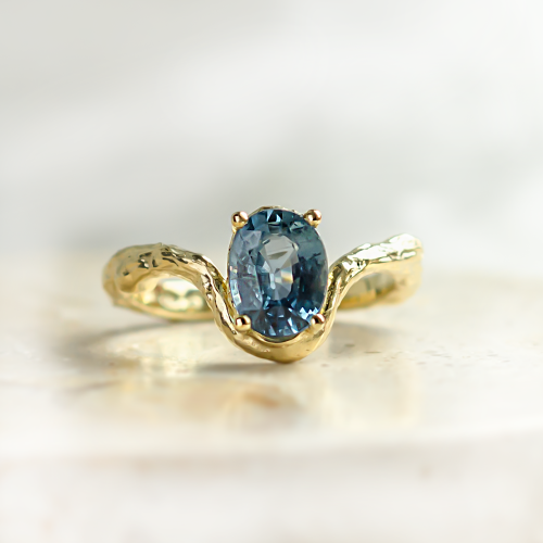 Originální prsten s oválným modrým safírem KIARA