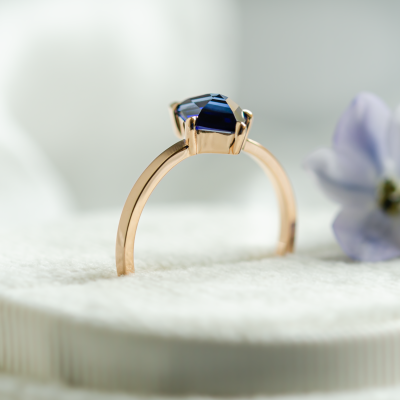 Gold ring with kite blue lab grown sapphire KODA