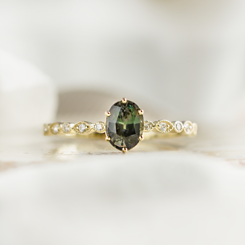 Zásnubní vintage prsten se zeleným safírem a diamanty MADDIE