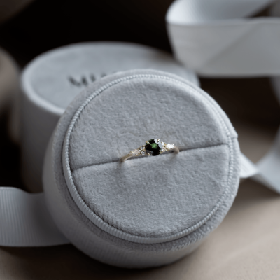 Elegantní zásnubní prsten s přírodním safírem a diamanty MAIDEN