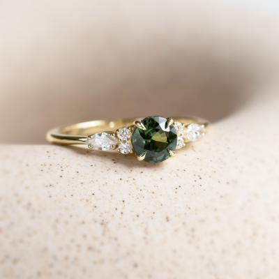 Elegantní zásnubní prsten s přírodním safírem a diamanty MAIDEN