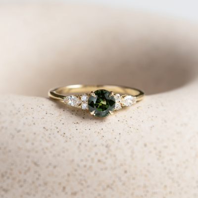 Elegantní zásnubní prsten s přírodním safírem a diamanty MAIDEN