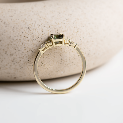 Elegantní zásnubní prsten s přírodním safírem a diamanty MAIDEN
