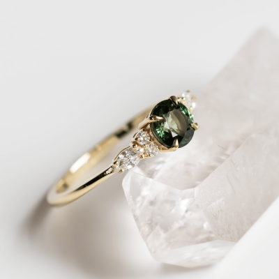 Elegantní zásnubní prsten s přírodním safírem a diamanty MAIDEN