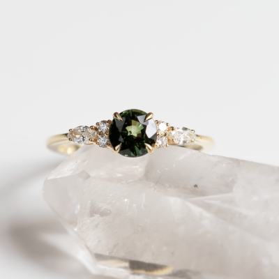 Elegantní zásnubní prsten s přírodním safírem a diamanty MAIDEN
