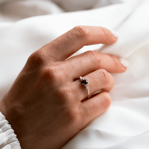 Elegantní zásnubní prsten s přírodním safírem a diamanty MAIDEN