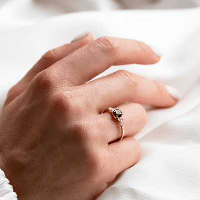 Elegantní zásnubní prsten s přírodním safírem a diamanty MAIDEN