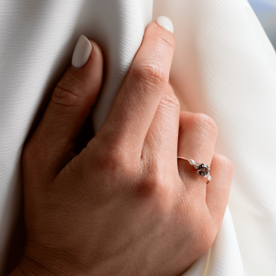 Elegantní zásnubní prsten s přírodním safírem a diamanty MAIDEN