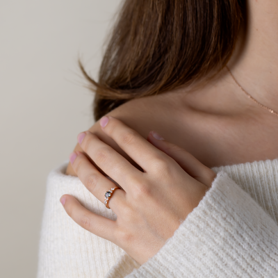 Elegantní zásnubní prsten s přírodním safírem a diamanty MAIDEN