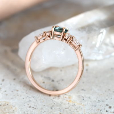 Elegantní zásnubní prsten s přírodním safírem a diamanty MAIDEN