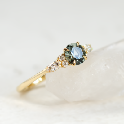 Elegantní zásnubní prsten s přírodním safírem a diamanty MAIDEN