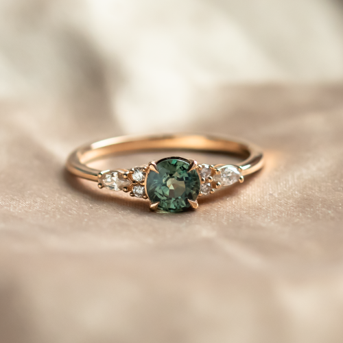 Elegantní zásnubní prsten s přírodním safírem a diamanty MAIDEN