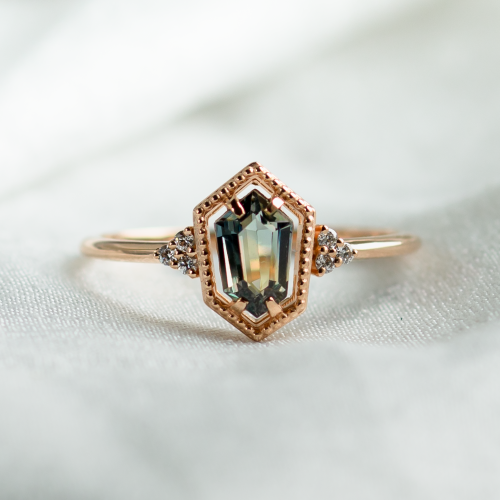 Zlatý prsten ve vintage stylu s hexagon safírem a diamanty MAISY