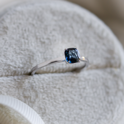 Gold ring with cushion blue sapphire NEEL