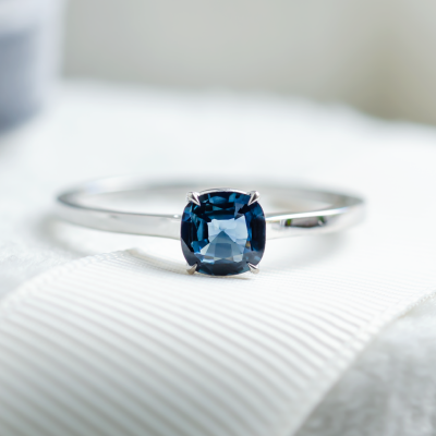 Gold ring with cushion blue sapphire NEEL
