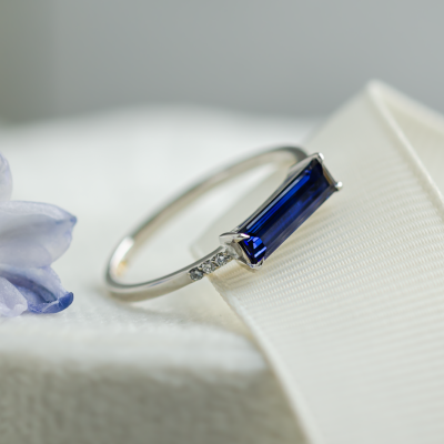 Gold ring with baguette blue lab grown sapphire and diamonds ODETA