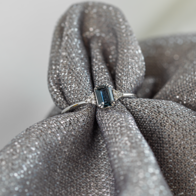 Gold ring with emerald sapphire and diamonds REZI