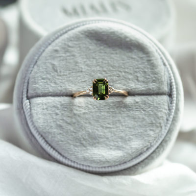 Gold ring with emerald sapphire and diamonds REZI