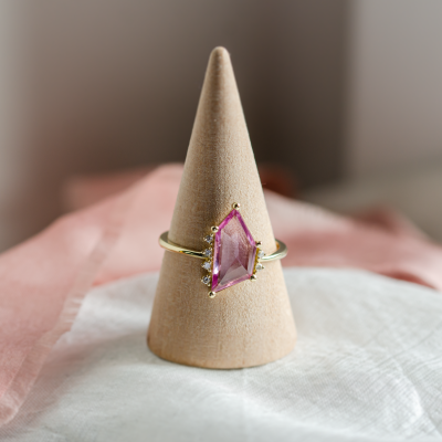 Zlatý prsten s růžovým safírem v asymetrickém tvaru ROSALIE