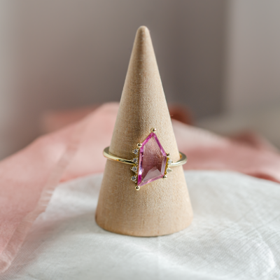 Gold ring with pink sapphire in asymmetric shape ROSALIE