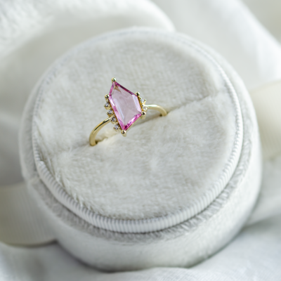 Zlatý prsten s růžovým safírem v asymetrickém tvaru ROSALIE
