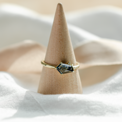 Gold ring with asymmetric sapphire SIGNIFICA