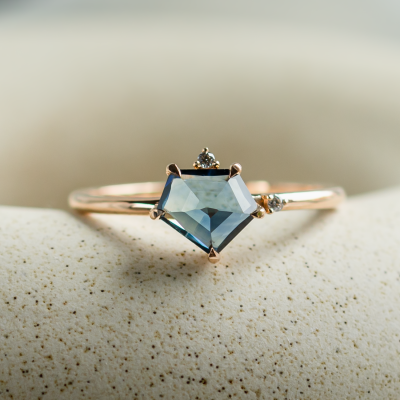 Gold ring with asymmetric sapphire SIGNIFICA