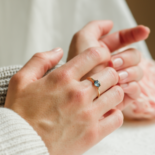 Gold ring with asymmetric sapphire SIGNIFICA