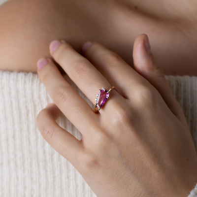 Zlatý prsten se safírem a diamanty TARA