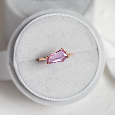 Zlatý prsten se safírem a diamanty TARA