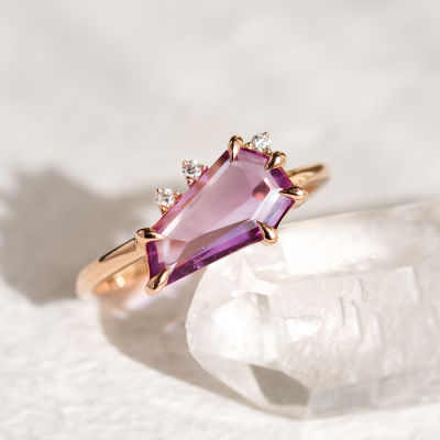 Zlatý prsten se safírem a diamanty TARA