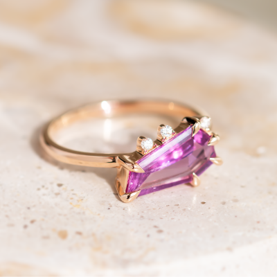 Zlatý prsten se safírem a diamanty TARA