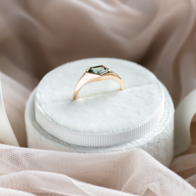 Originální zlatý prsten s asymetrickým modrozeleným safírem TAYLOR