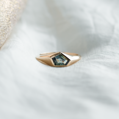 Originální zlatý prsten s asymetrickým modrozeleným safírem TAYLOR